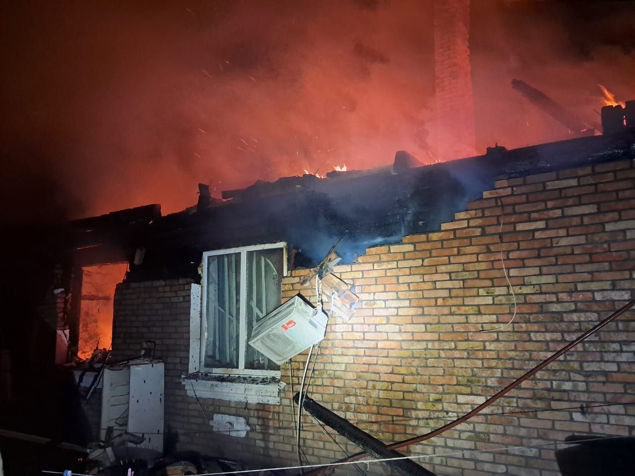 Окупанти вдарили по Дніпропетровщині, сталась пожежа: є постраждалі. Фото 