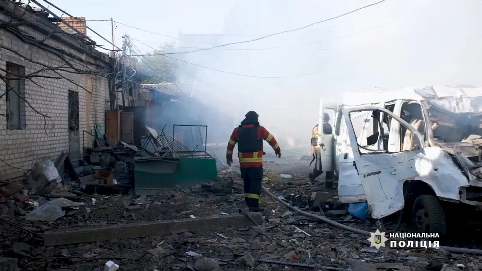 Оккупанты ударили по ТЦ и рынку в Константиновке: полицейские показали, как под обстрелами спасали людей