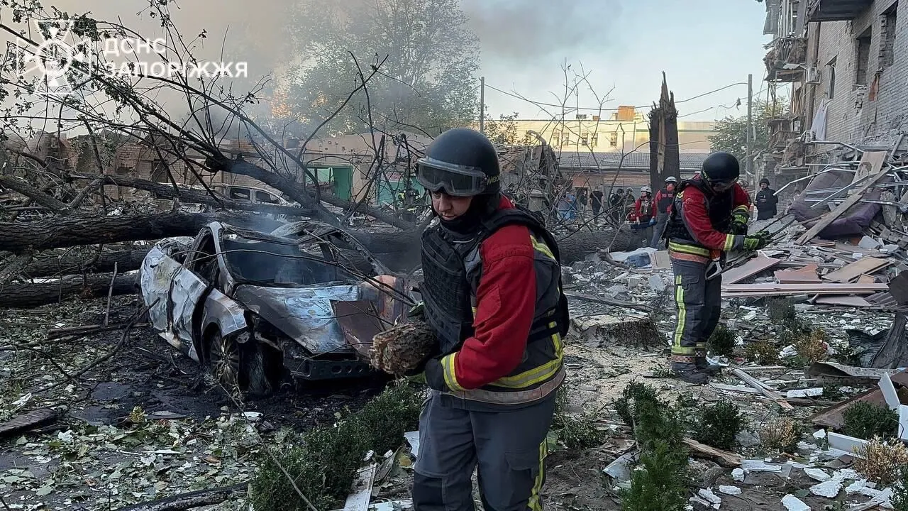 оккупанты атаковали Запорожье КАБами: в городе разрушены дома, ранены 14 человек. Фото и видео