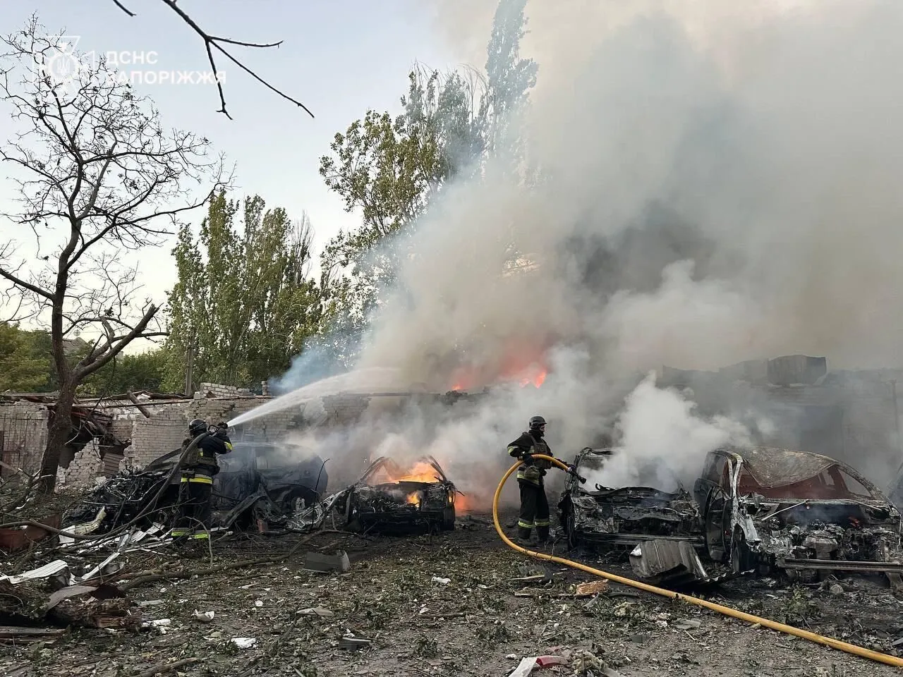 оккупанты атаковали Запорожье КАБами: в городе разрушены дома, ранены 14 человек. Фото и видео