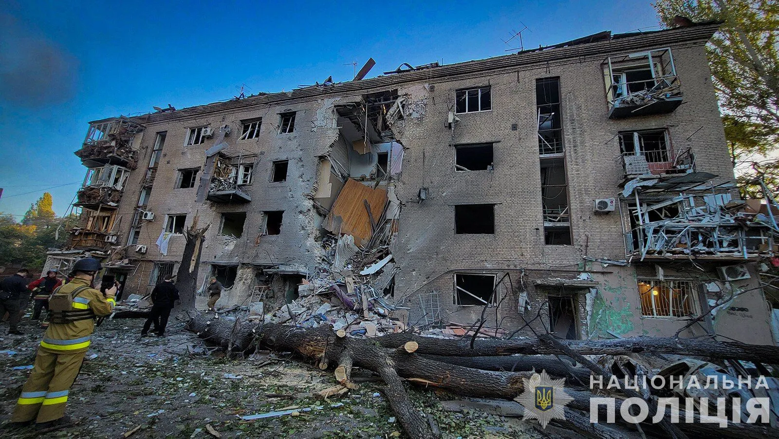 Поліція Запоріжжя показала фото зсередини житлового будинку, в який влучили окупанти 