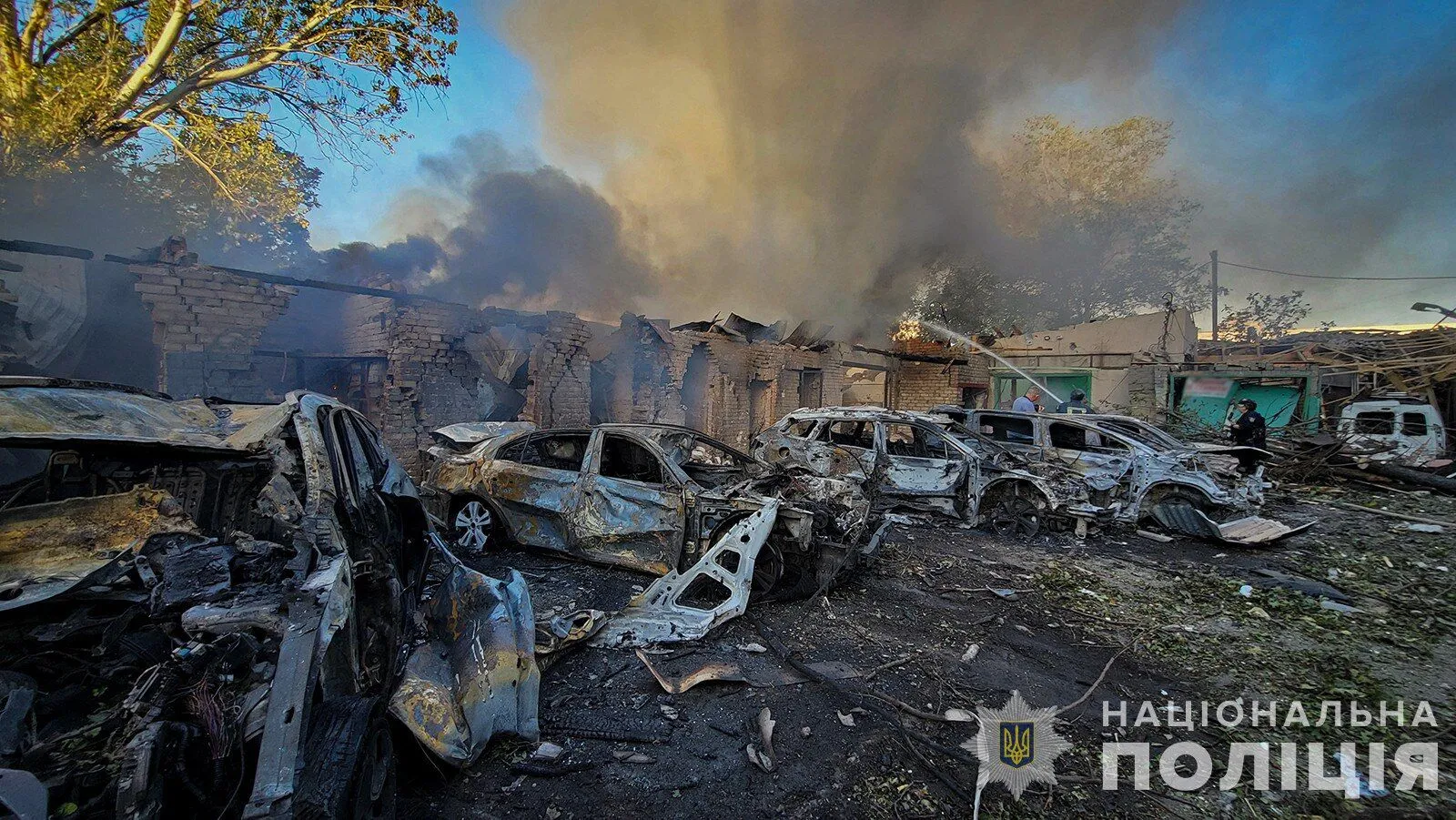 Поліція Запоріжжя показала фото зсередини житлового будинку, в який влучили окупанти 