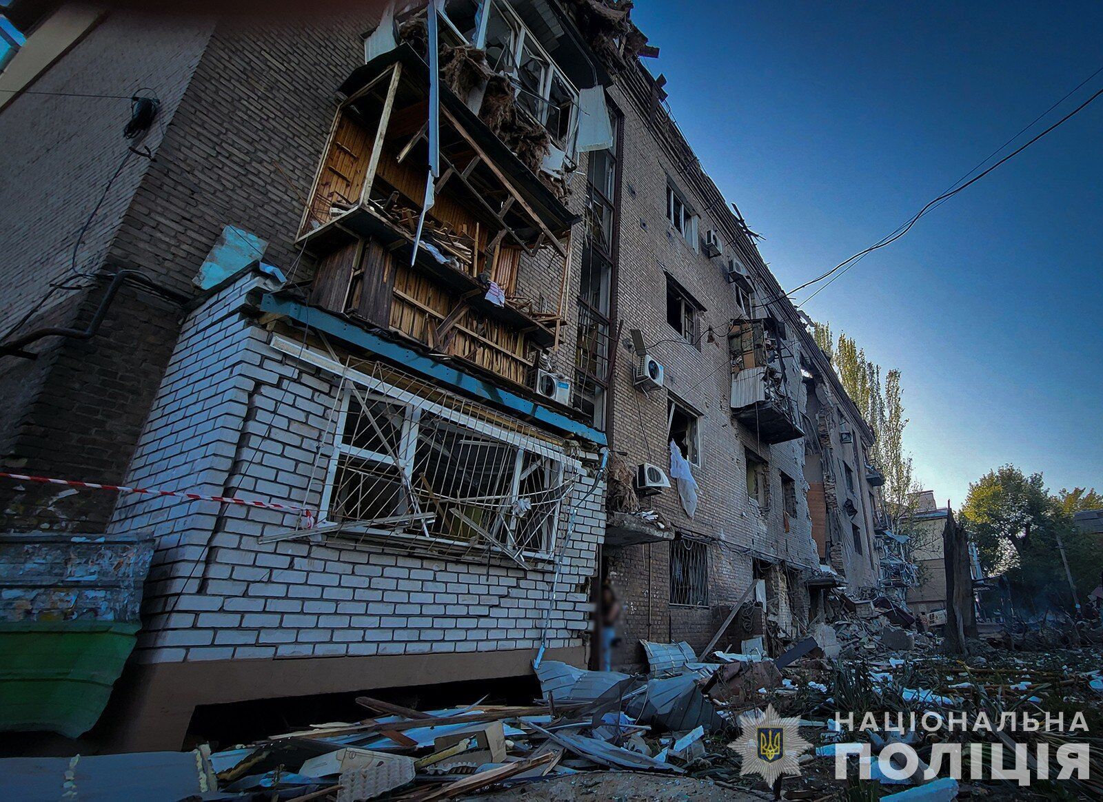 Поліція Запоріжжя показала фото зсередини житлового будинку, в який влучили окупанти 