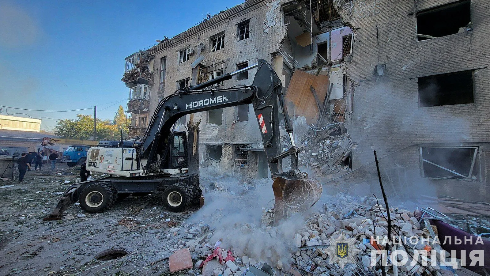 Поліція Запоріжжя показала фото зсередини житлового будинку, в який влучили окупанти 