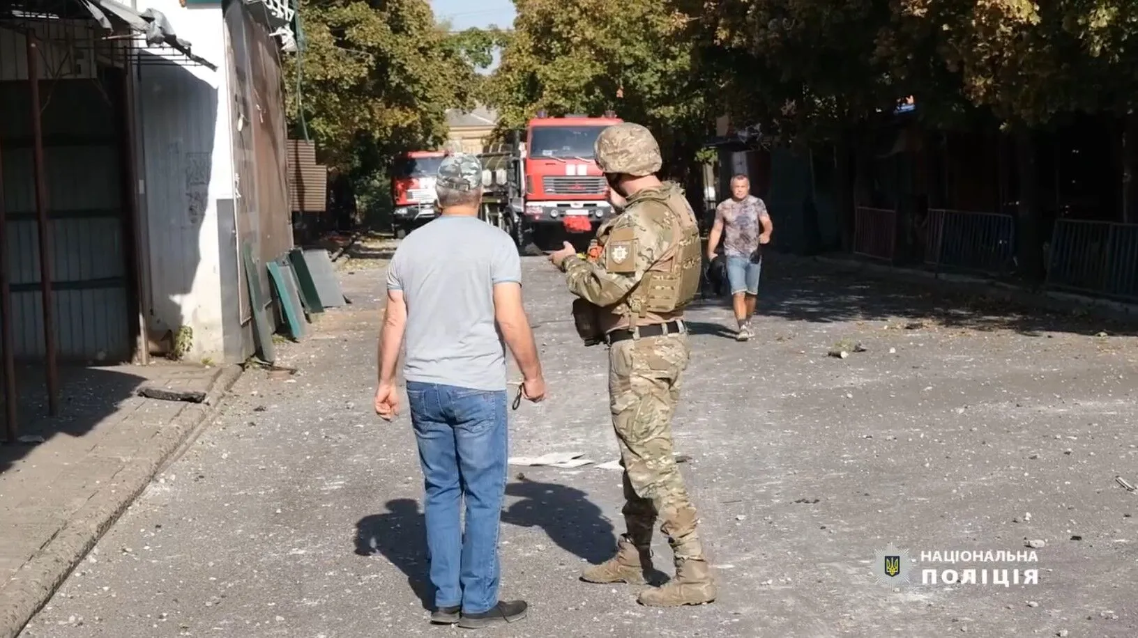 Оккупанты ударили по ТЦ и рынку в Константиновке: полицейские показали, как под обстрелами спасали людей