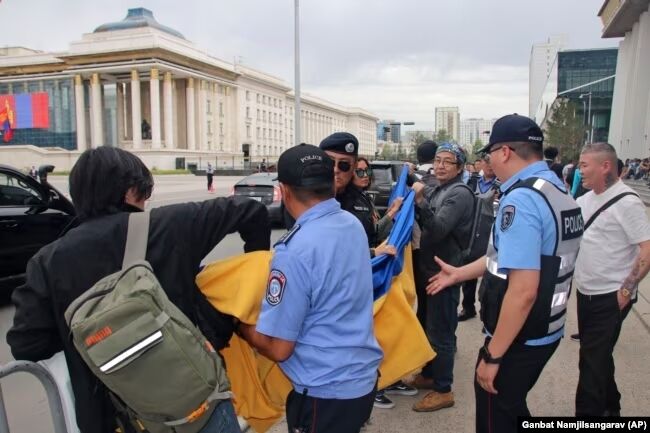 В Монголии во время визита Путина протестующие развернули флаг Украины. Фото