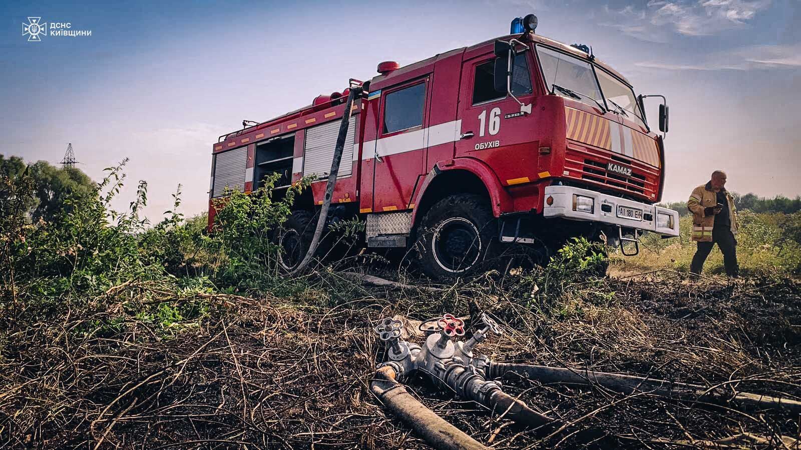 Горит 20 га лесной подстилки: в Чернобыльской зоне вспыхнул пожар, задействованы спасатели