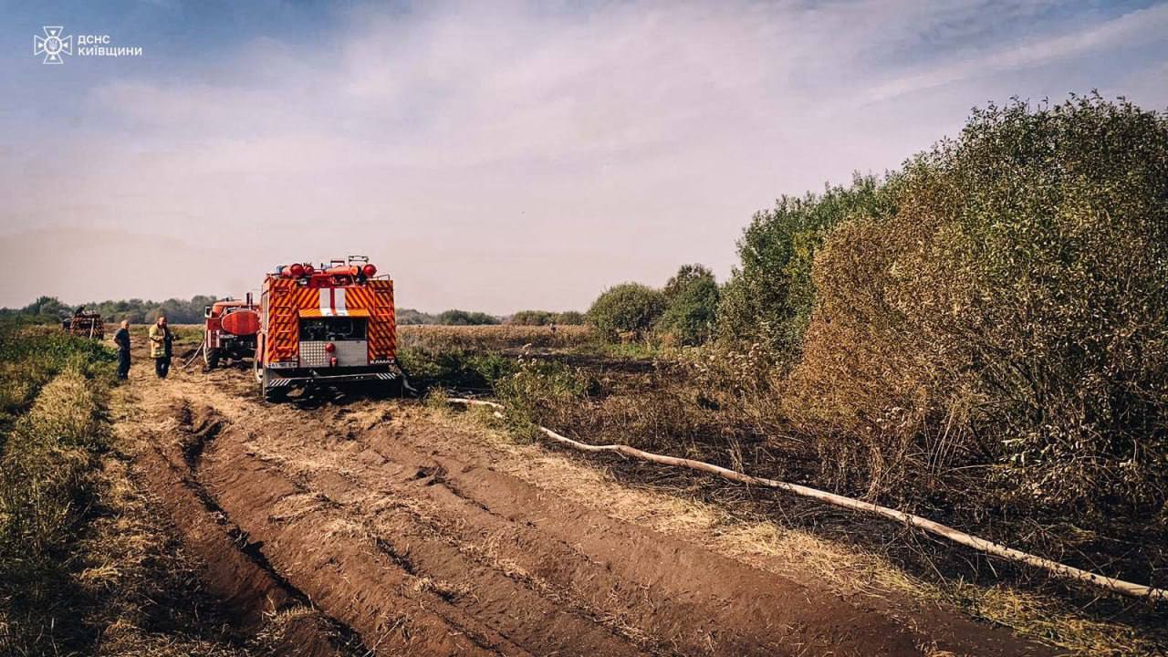 В Киевской области спасатели тушат три очага возгорания торфа площадью 15,7 га. Подробности, фото и видео