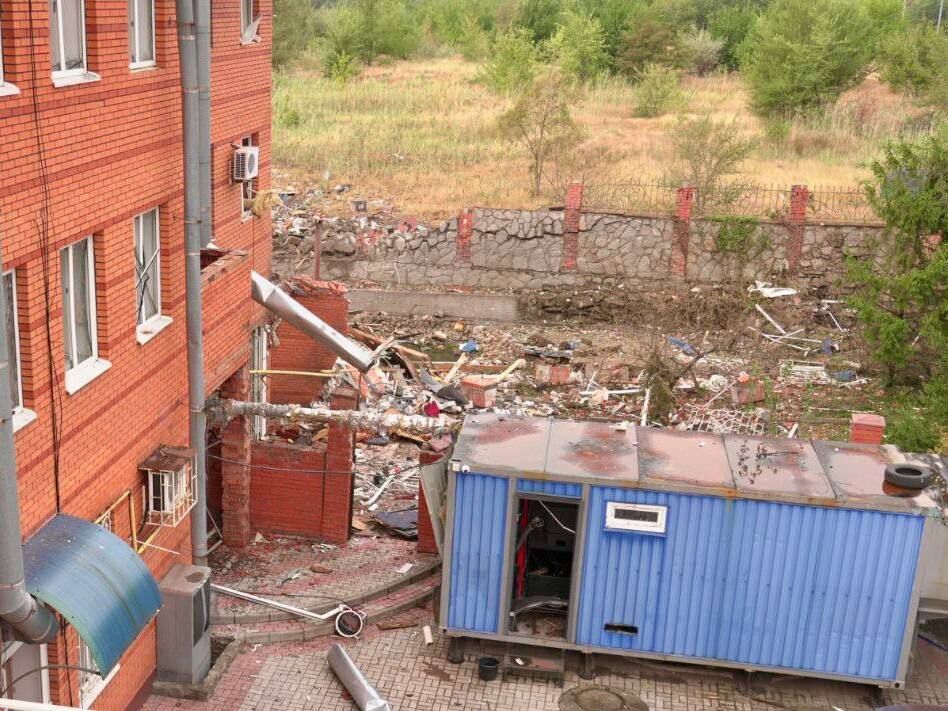 Оккупанты нанесли удар по гостиничному комплексу в Запорожье: погибла женщина и ее 8-летний сын. Фото и видео