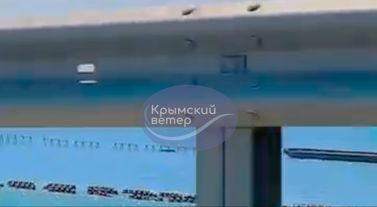 Окупанти встановлюють загороджувальні конструкції на дно біля Керченського мосту: у мережі розкрили подробиці. Фото