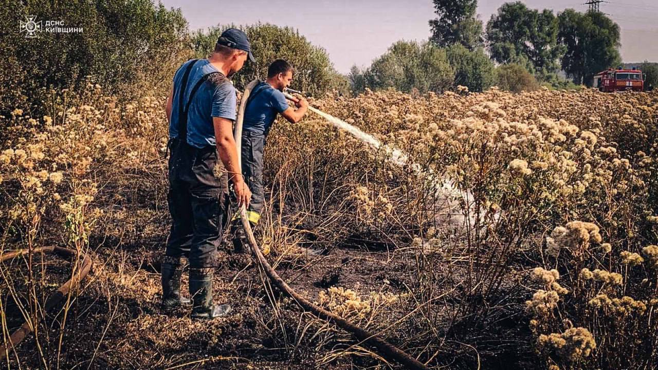 На Київщині рятувальники гасять три осередки загоряння торфу площею 15,7 га. Подробиці, фото і відео