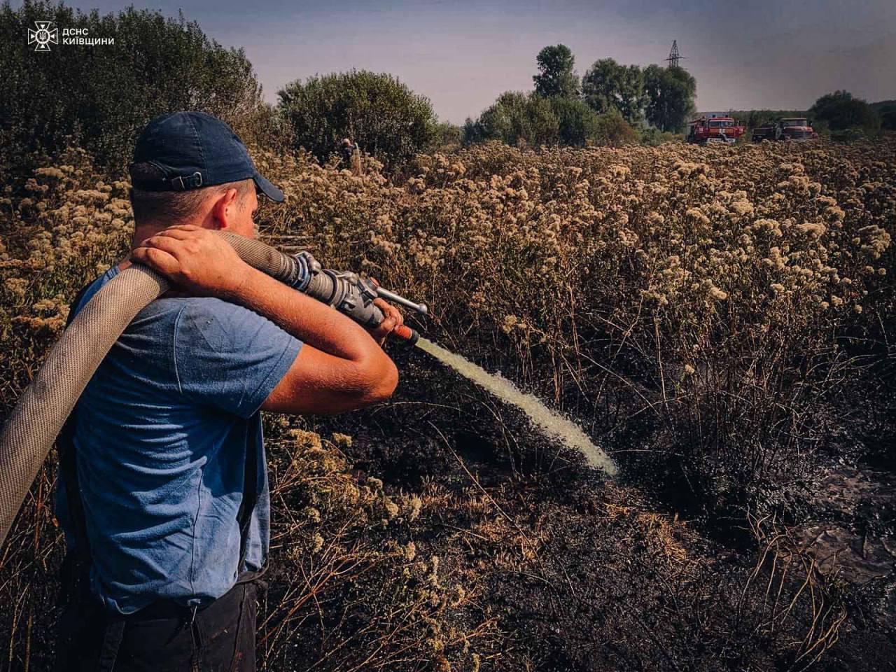 На Київщині рятувальники гасять три осередки загоряння торфу площею 15,7 га. Подробиці, фото і відео