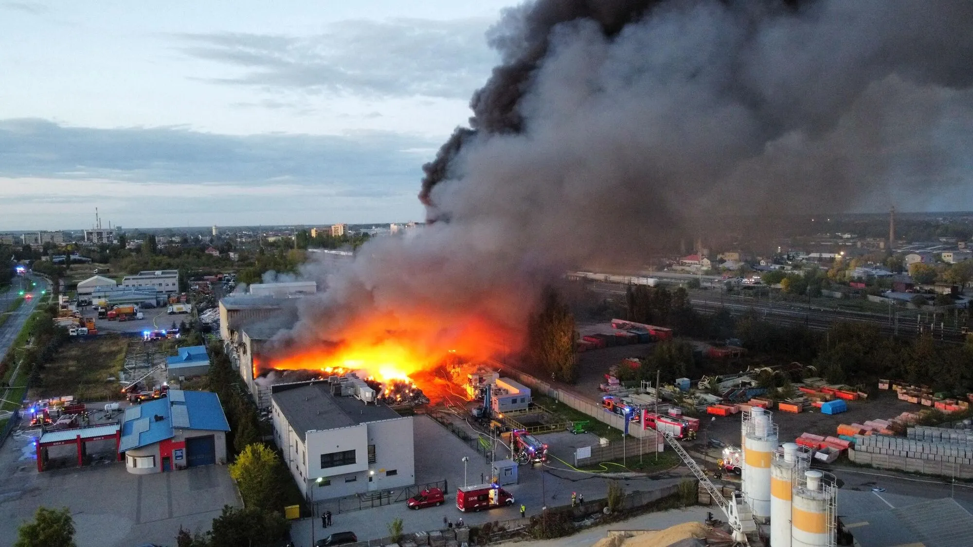 Пожежа охопила будівлю, де проводили сортування сміття