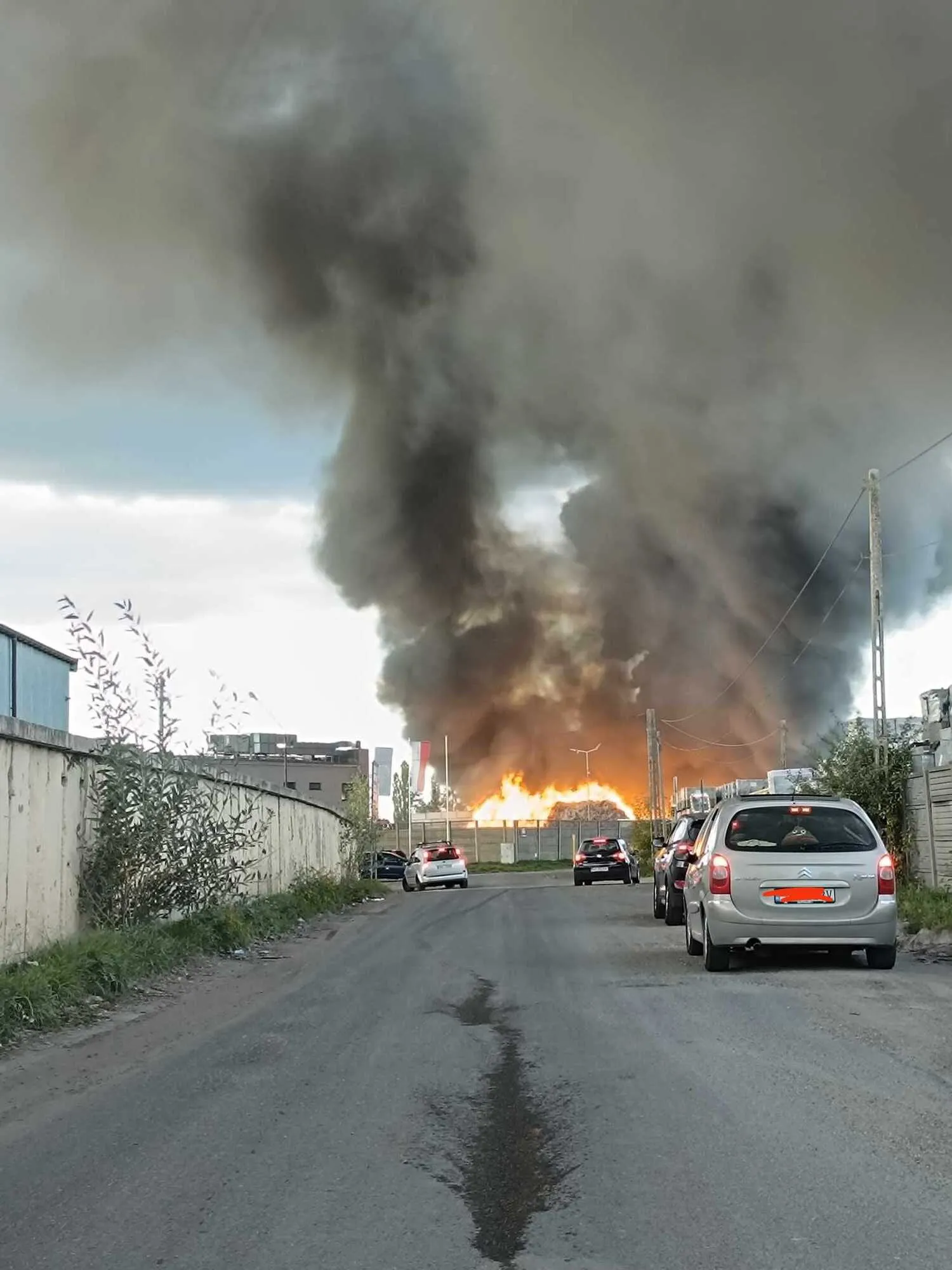 Огонь поднялся над местом возгорания