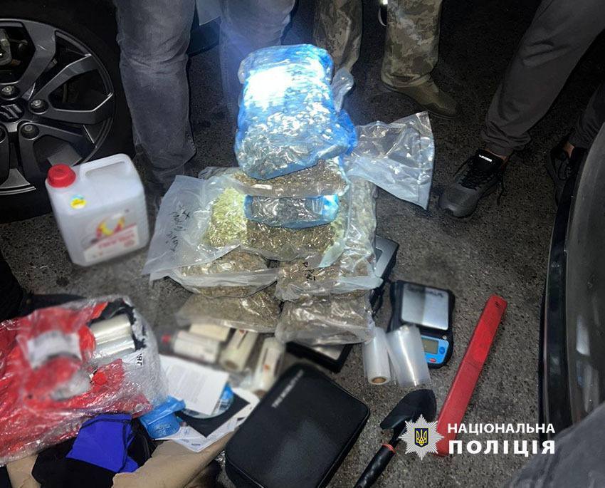 Вилучили "товару" на 8 млн грн: у Києві на гарячому затримали підозрюваного у збуті наркотиків. Фото