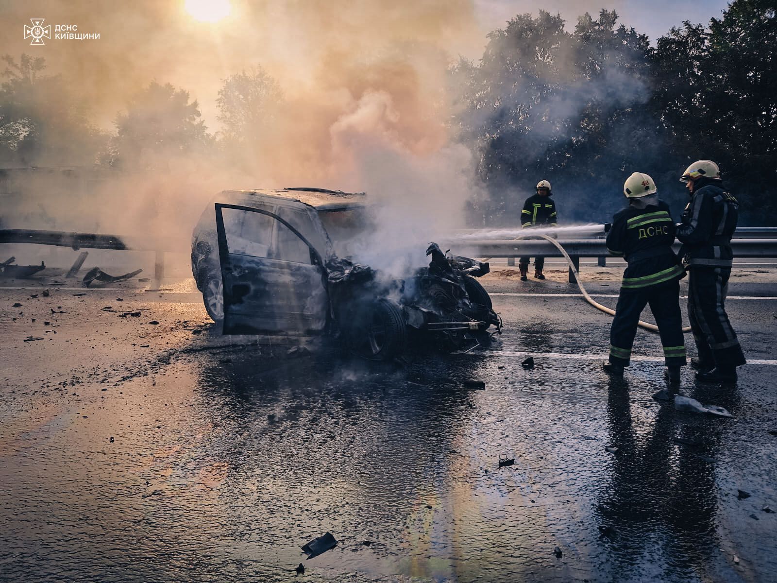 На Київщині внаслідок ДТП загорівся легковик: є постраждалий. Фото і подробиці