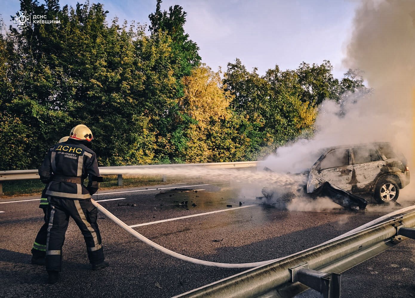 На Київщині внаслідок ДТП загорівся легковик: є постраждалий. Фото і подробиці