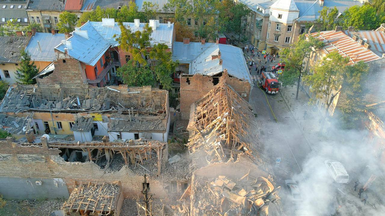 У Львові внаслідок ворожої атаки горіли житлові будинки, є загиблі, постраждали десятки людей: серед них діти. Фото і відео