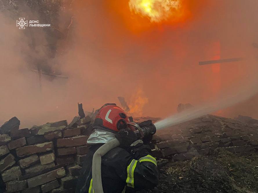 У Львові внаслідок ворожої атаки горіли житлові будинки, є загиблі, постраждали десятки людей: серед них діти. Фото і відео