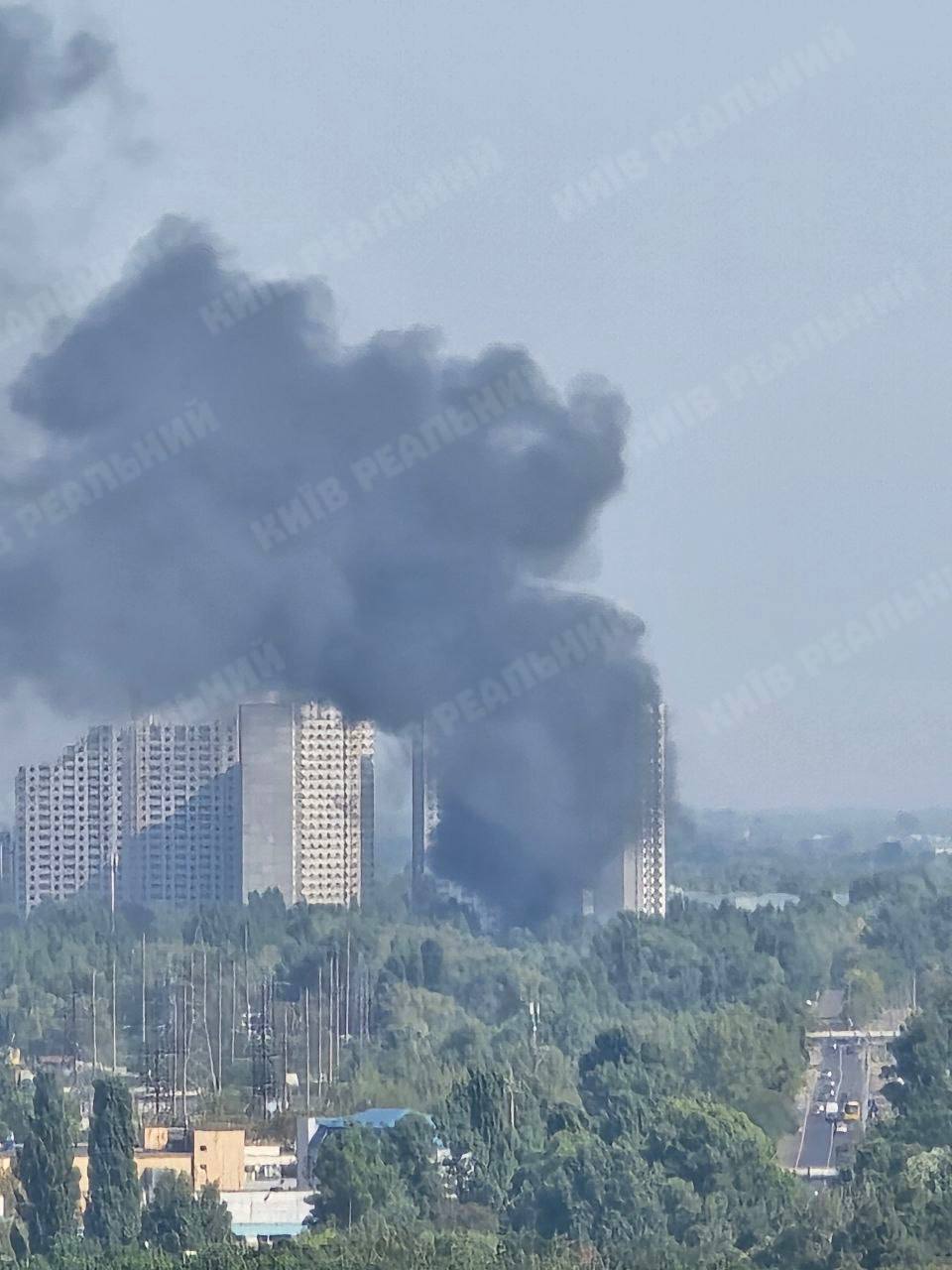 Столб черного дыма видели в нескольких районах: в Киеве на Троещине произошел пожар. Подробности, фото и видео