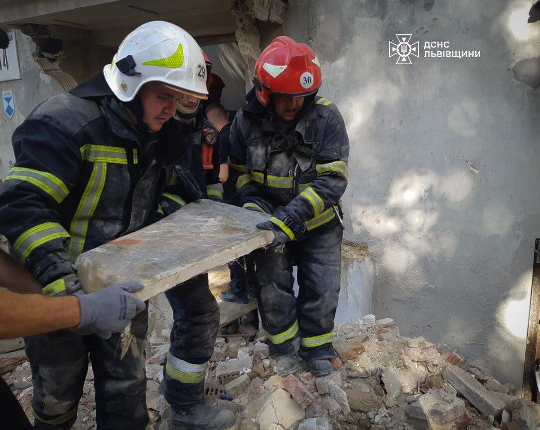 У Львові внаслідок ворожої атаки горіли житлові будинки, є загиблі, постраждали десятки людей: серед них діти. Фото і відео