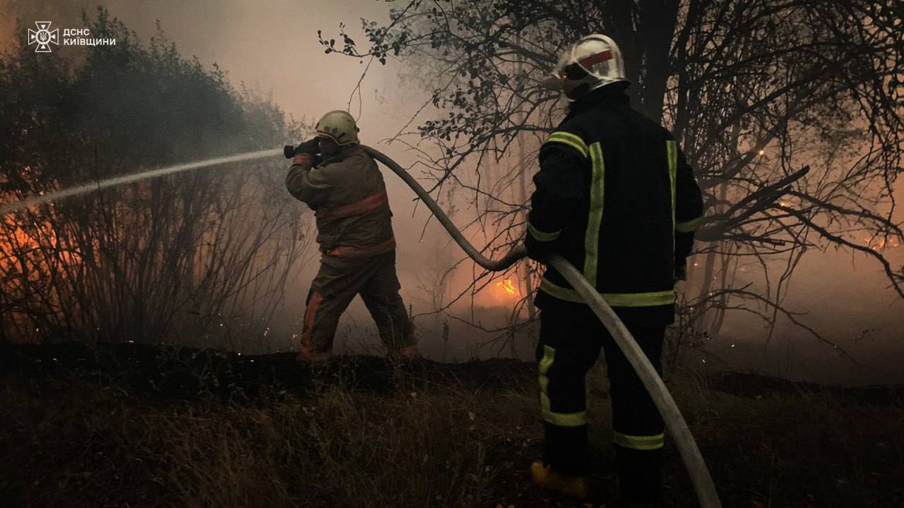 На Київщині локалізували пожежу на відкритій території площею 421 га: що з радіаційним фоном. Фото і відео