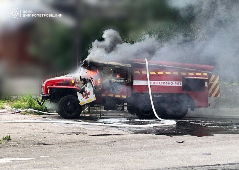 На Дніпропетровщині вогнеборці потрапили під повторний ворожий обстріл: постраждав рятувальник. Фото