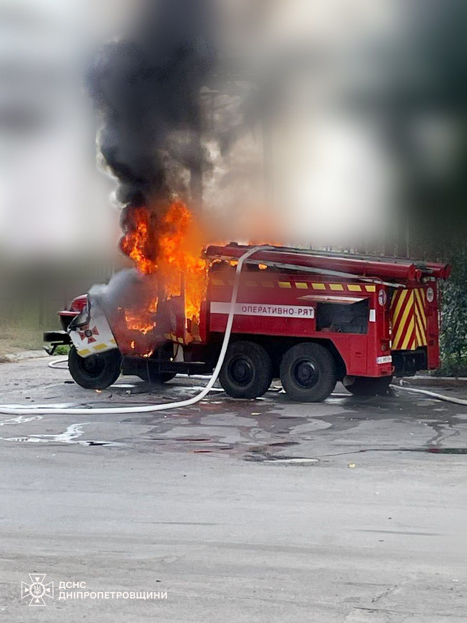 На Дніпропетровщині вогнеборці потрапили під повторний ворожий обстріл: постраждав рятувальник. Фото