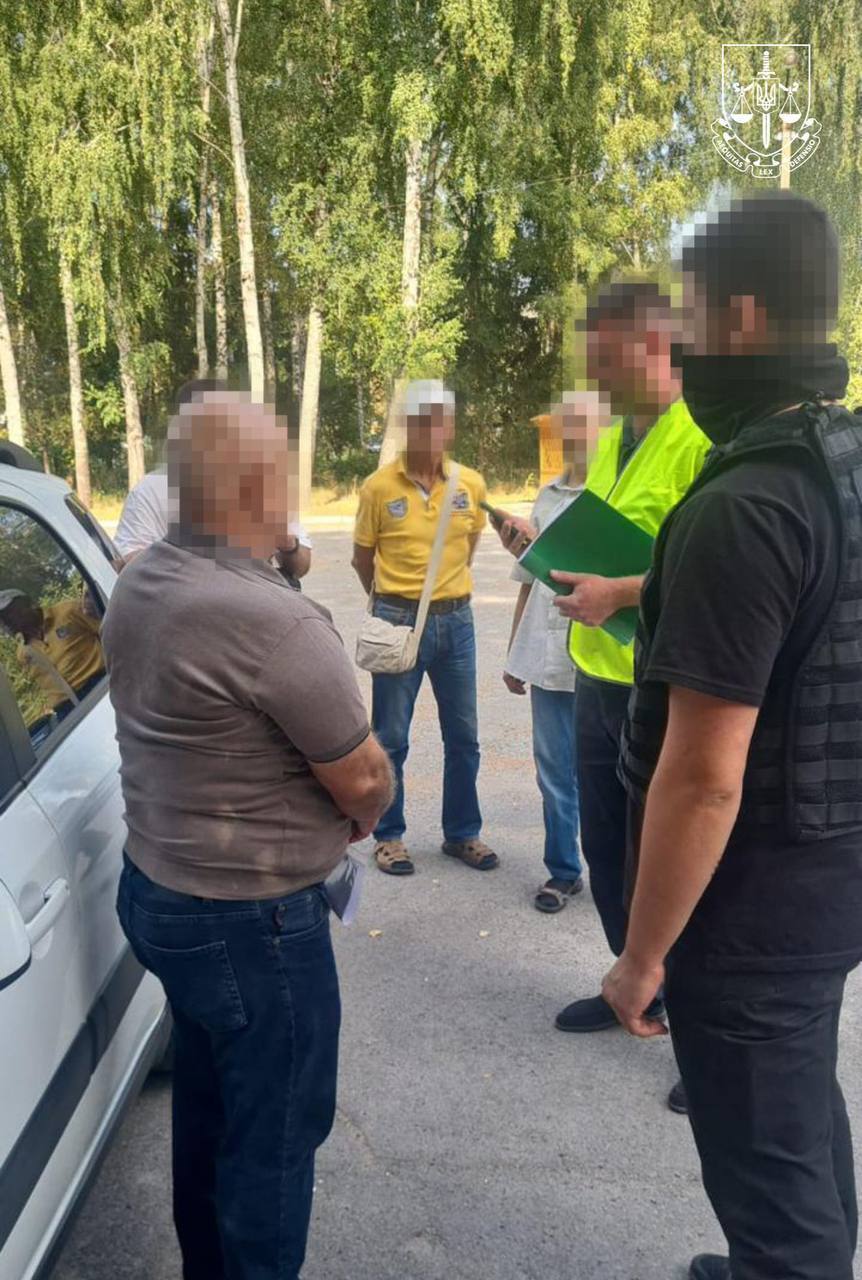 Вимагали хабарі за нарахування соцвиплат пораненим воїнам: чиновника Міноборони та його спільників затримали "на гарячому". Фото