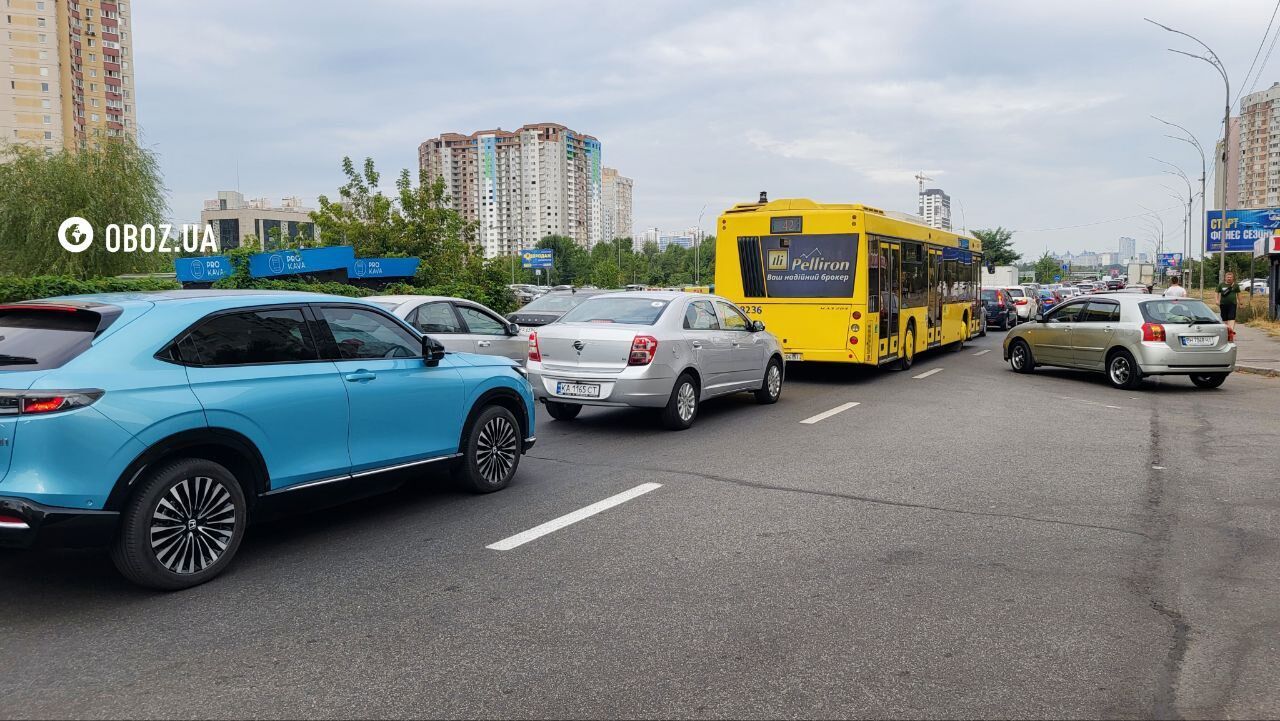 Люди стояли в шалених чергах: у Києві через тривалу тривогу виник транспортний колапс. Усі подробиці, фото і відео