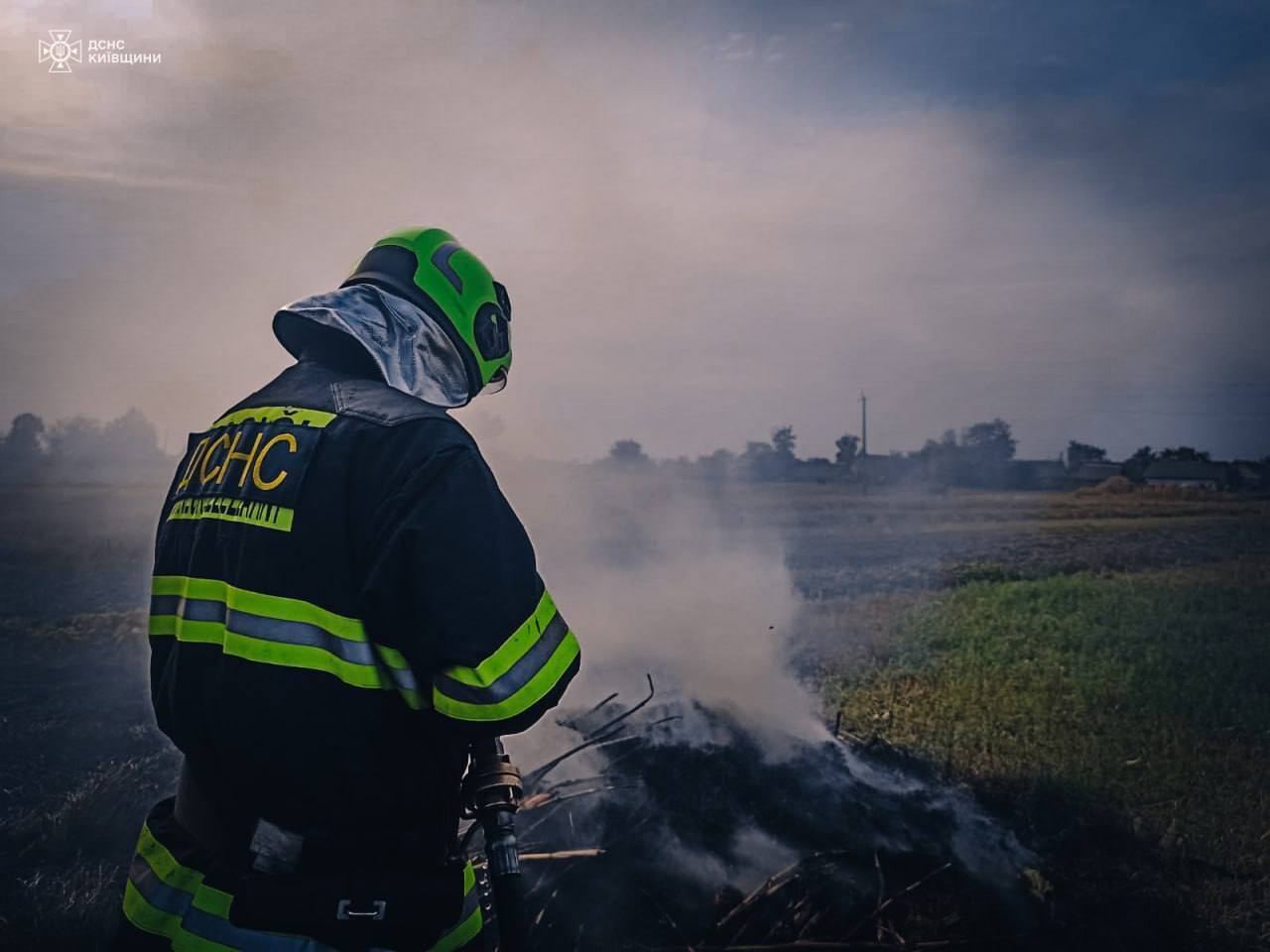 На Київщині під час випалювання сухостою загинула 82-річна жінка. Подробиці трагедії