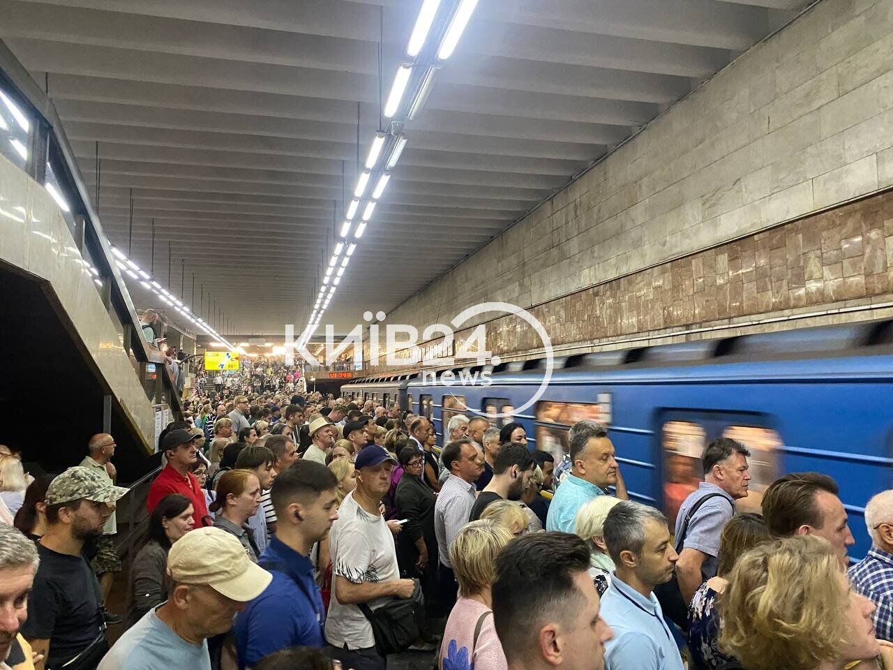 Люди стояли в бешеных очередях: в Киеве из-за длительной тревоги возник транспортный коллапс. Все подробности, фото и видео