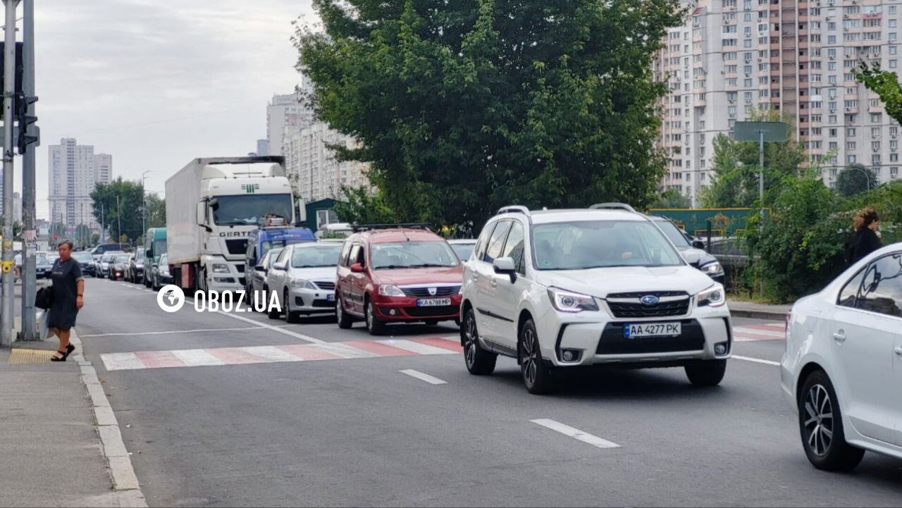 Люди стояли в бешеных очередях: в Киеве из-за длительной тревоги возник транспортный коллапс. Все подробности, фото и видео