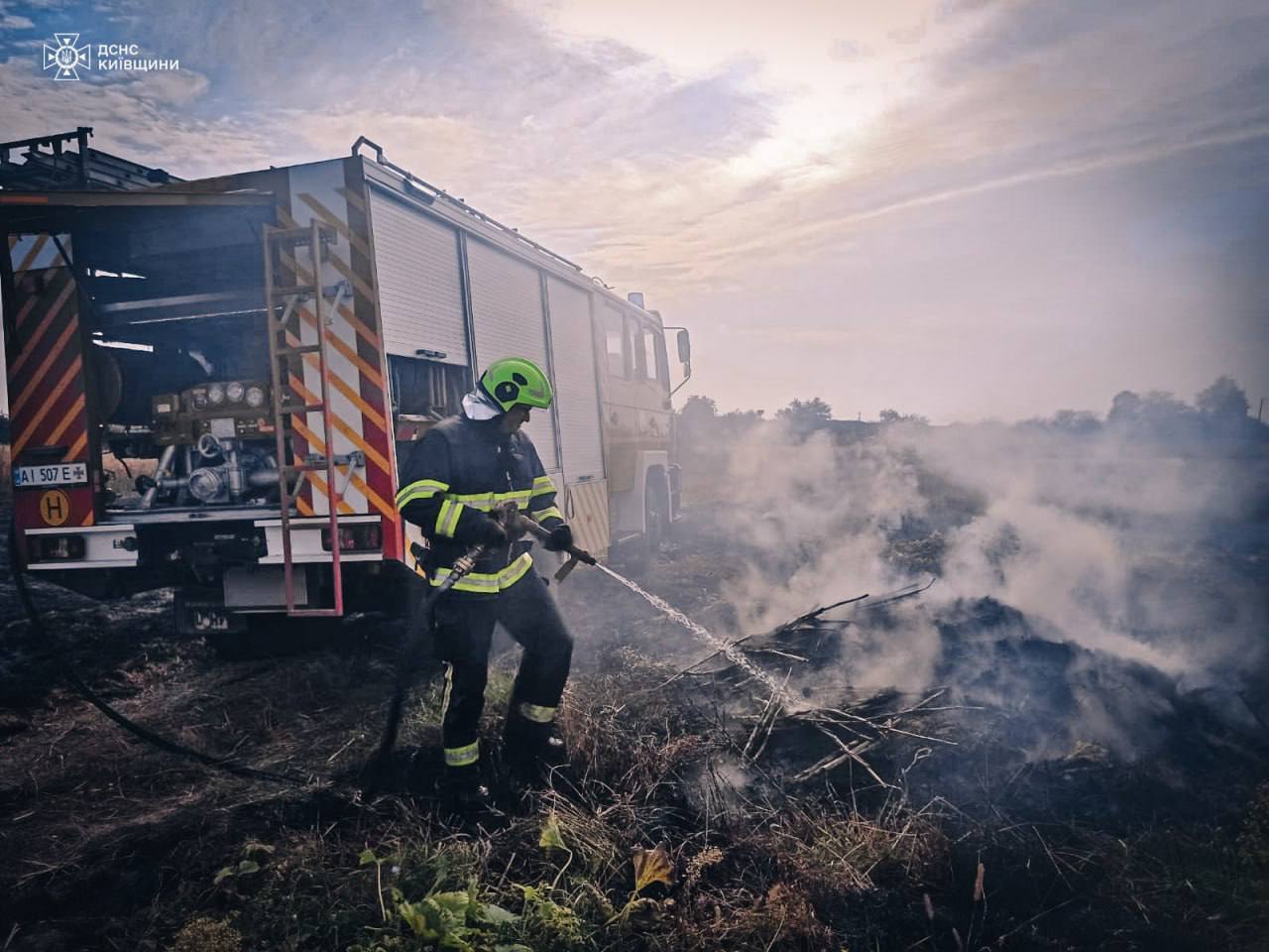 На Київщині під час випалювання сухостою загинула 82-річна жінка. Подробиці трагедії