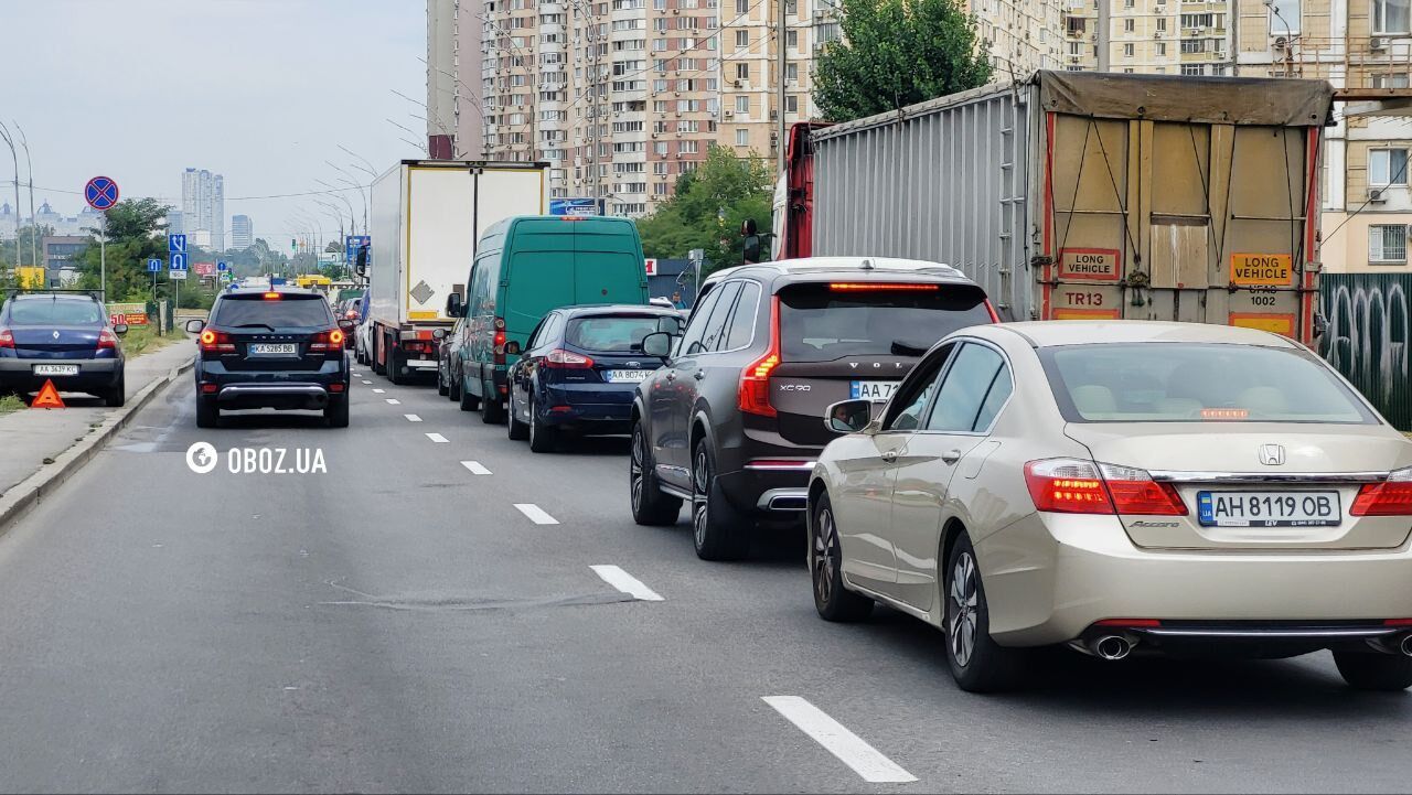 Люди стояли в шалених чергах: у Києві через тривалу тривогу виник транспортний колапс. Усі подробиці, фото і відео