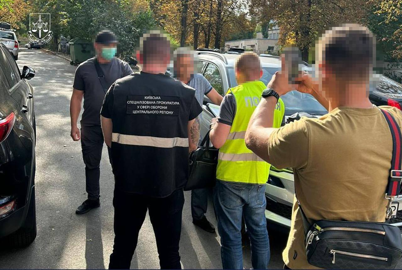 Вимагали хабарі за нарахування соцвиплат пораненим воїнам: чиновника Міноборони та його спільників затримали "на гарячому". Фото