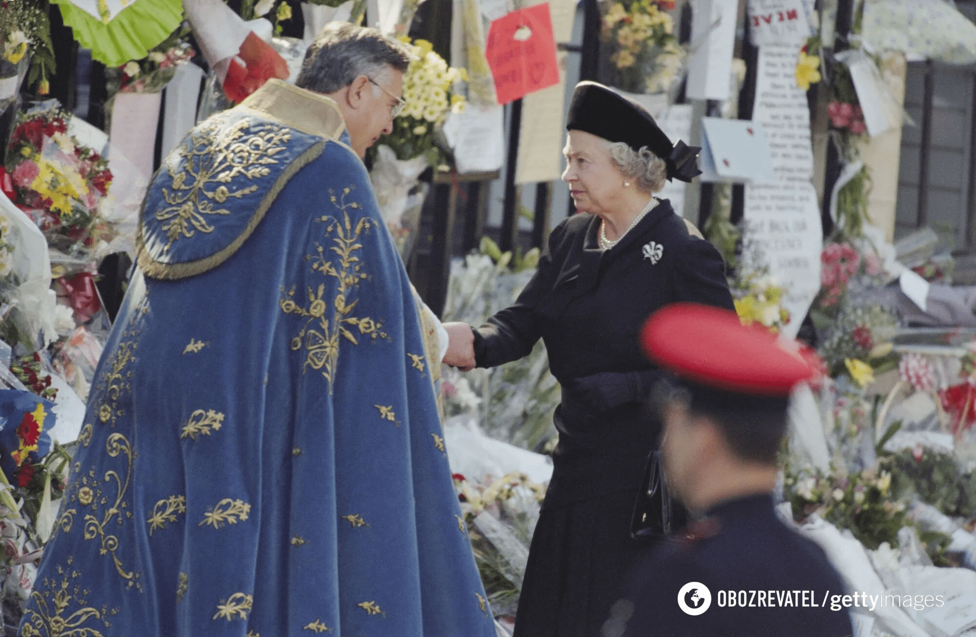 Королева нарушила протокол, а дворец завалили цветами: 27 лет назад похоронили принцессу Диану. Исторические фото