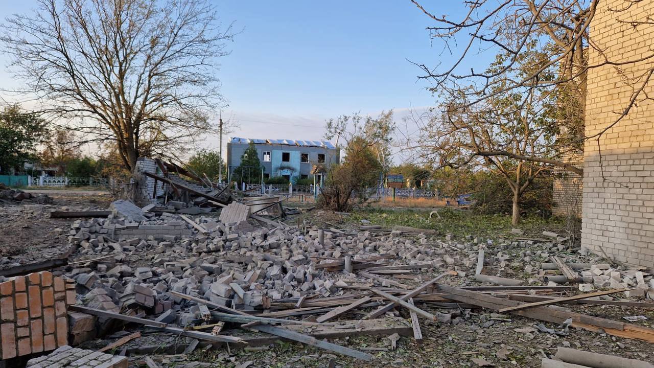 Російські окупанти вкрили вогнем селище на Херсонщині: жінка отримала вибухову травму