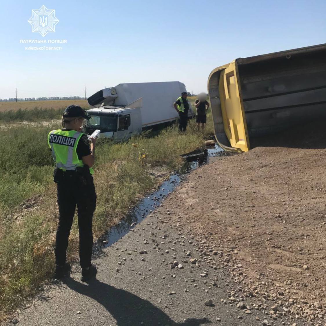 На Київщині зіткнулись дві фури, одна з машин перекинулась. Усі подробиці і фото