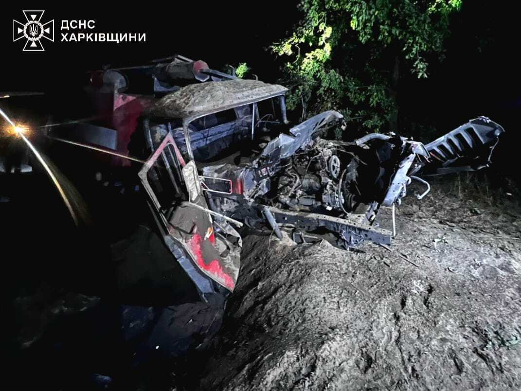 Автоцистерна підірвалась на вибухівці: на Донеччині постраждали троє рятувальників, залучених до ліквідації пожежі. Фото 