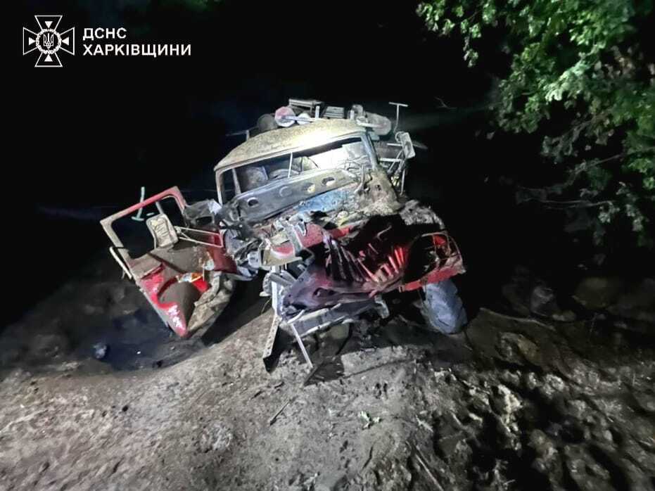 Автоцистерна підірвалась на вибухівці: на Донеччині постраждали троє рятувальників, залучених до ліквідації пожежі. Фото 