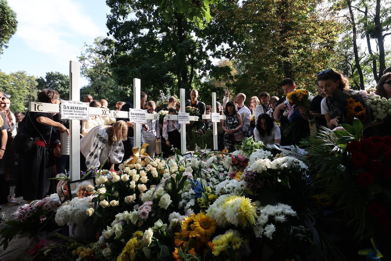 Поспішали в укриття та опинилися під завалами: у Львові попрощалися із загиблими від російського обстрілу