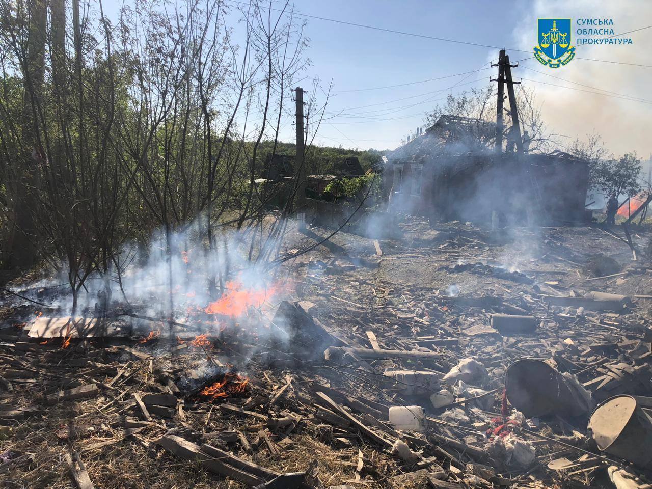 Ворог скинув КАБи на селище в Сумській області: загинула жінка, поранено п'ятеро людей, серед них – двоє підлітків. Фото