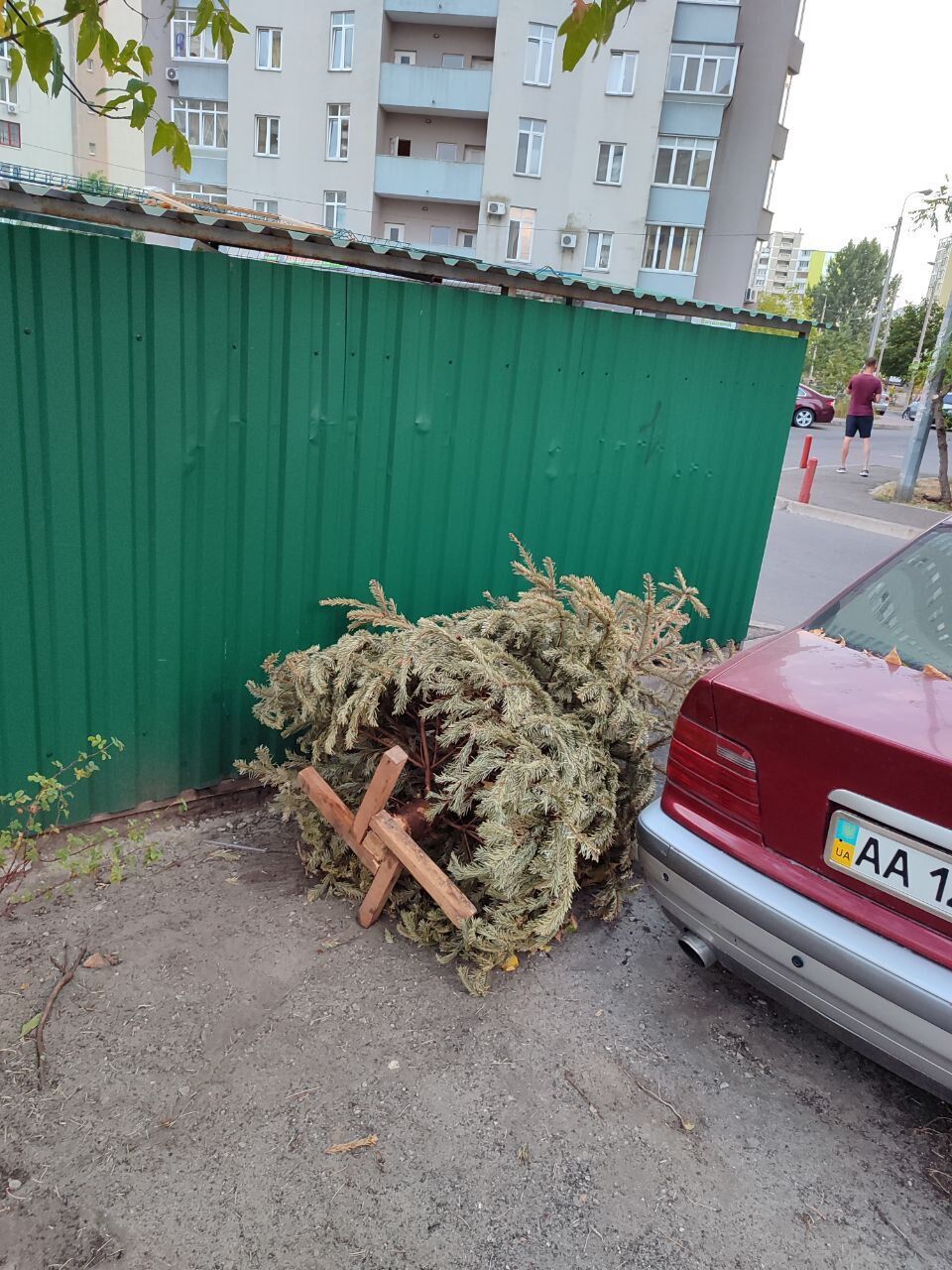 Не дождался Нового года: на Троещине на свалку в сентябре вынесли елку. Фото