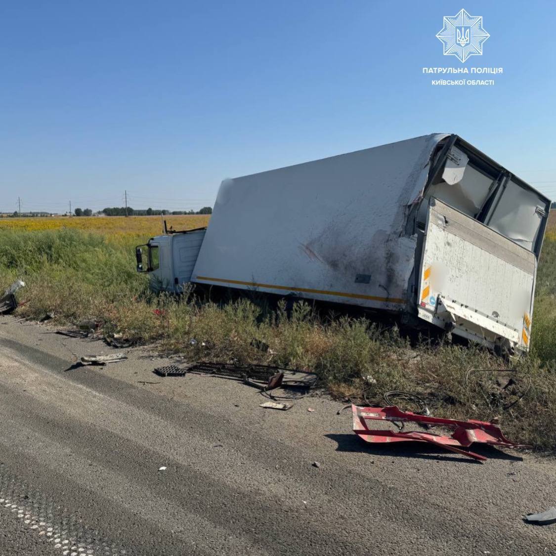 На Київщині зіткнулись дві фури, одна з машин перекинулась. Усі подробиці і фото