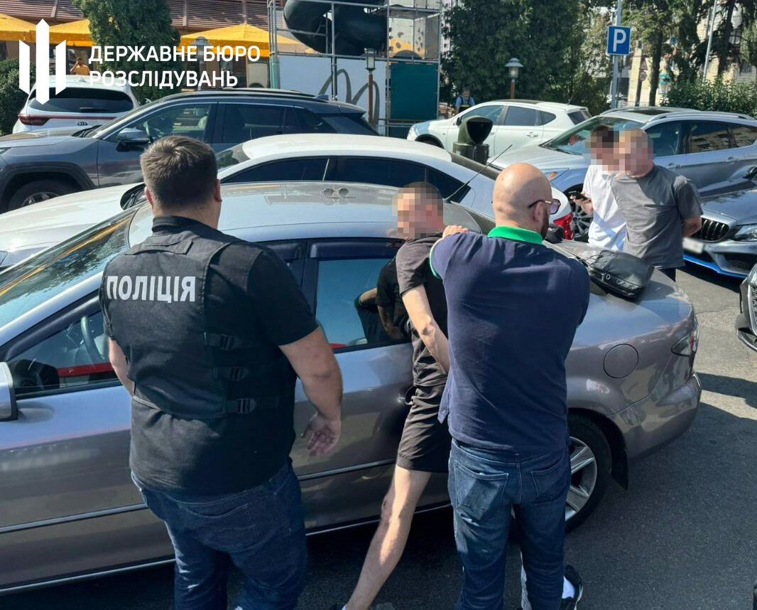 Хотіли підзаробити на ухилянтах: ДБР повідомило про підозру двом військовим, які втекли зі служби і організували "схему". Фото