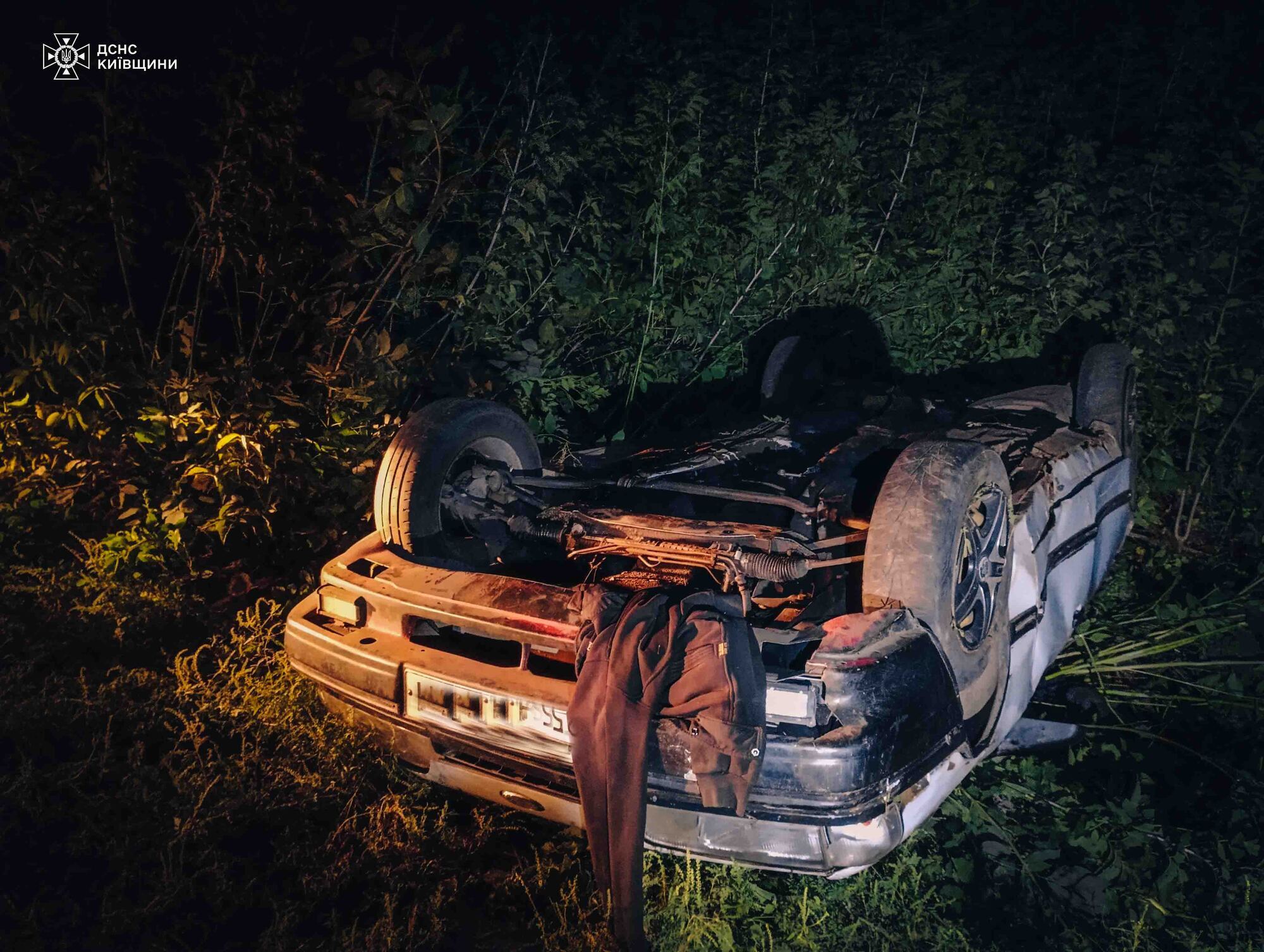 На Київщині легковик злетів з дороги та перевернувся: є загиблий та постраждалий. Фото