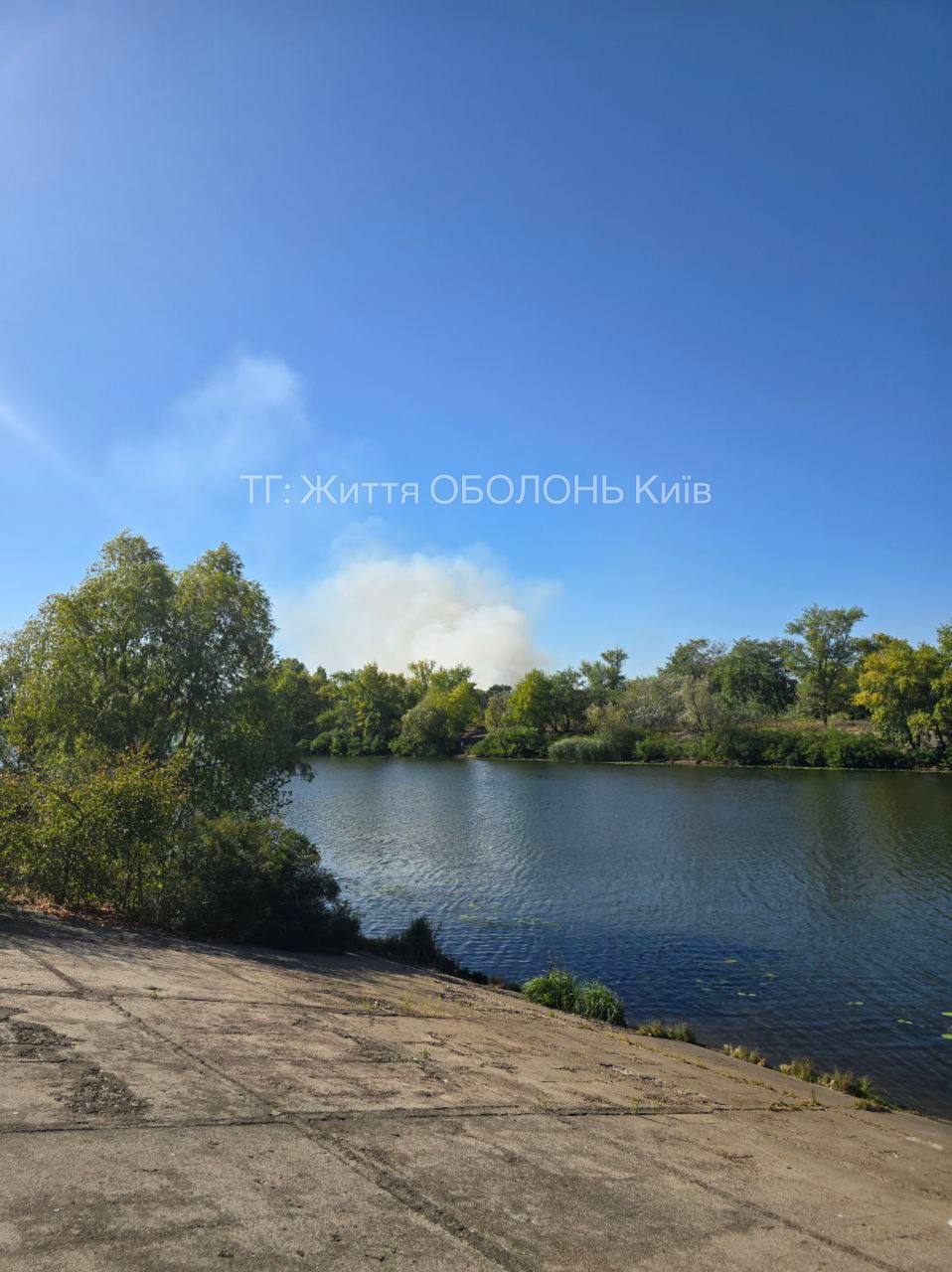 У Києві на Оболоні сталася масштабна пожежа: дим було видно у кількох районах. Фото і відео