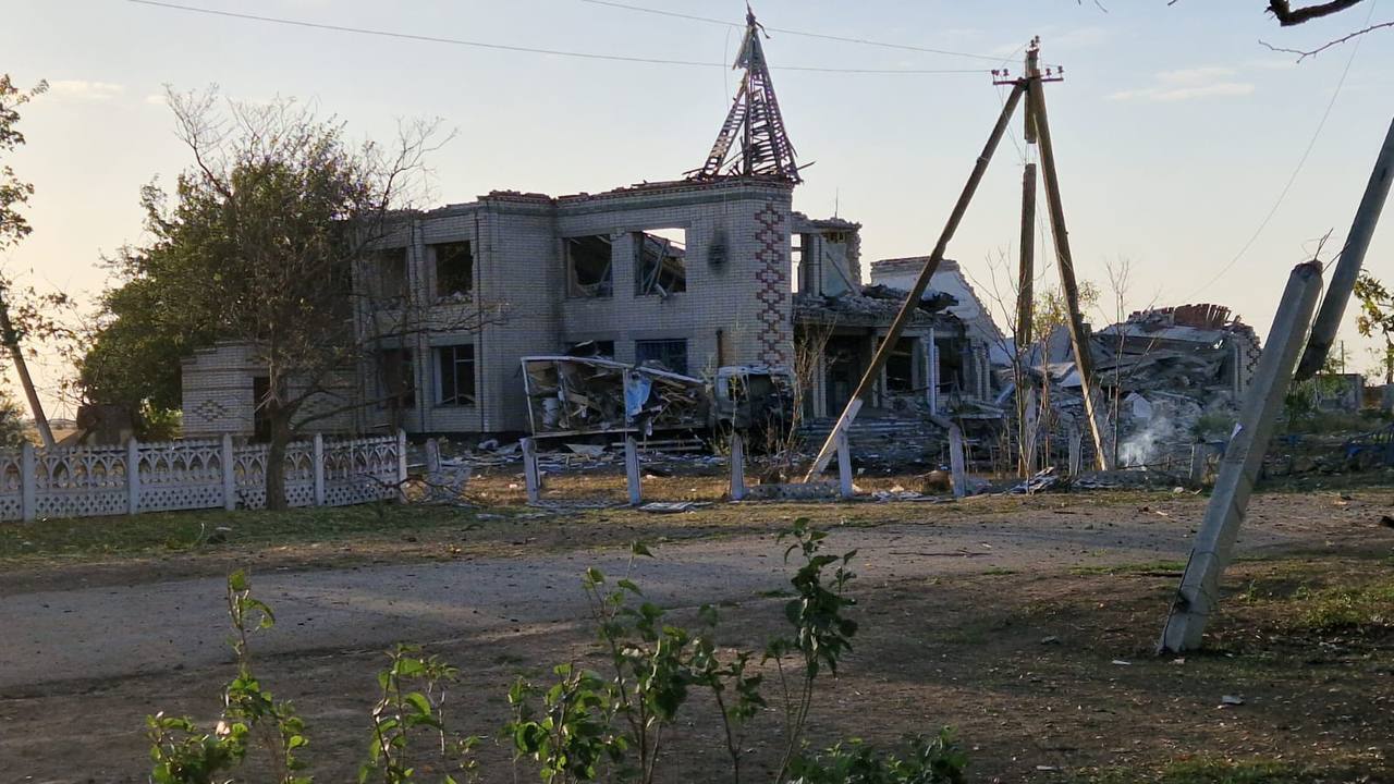 Росіяни скинули п'ять КАБів у Бериславському районі Херсонщини: є поранена і руйнування. Фото