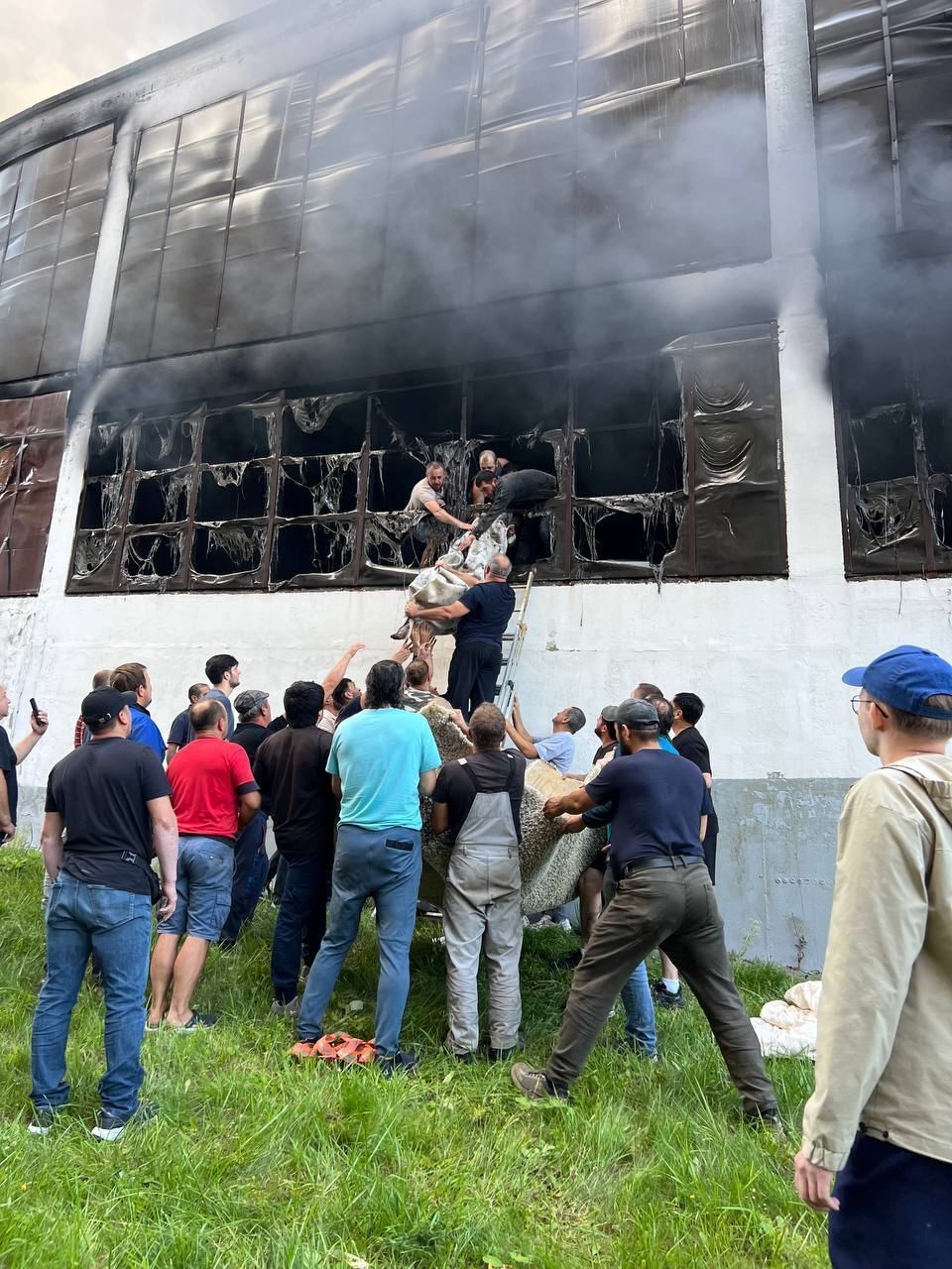 У підмосковному Одинцово спалахнула крупна пожежа: стовп чорного диму видно здалеку. Фото і відео